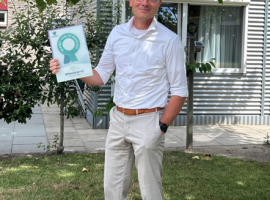 Wittenbergzorg_VHR Award Foto VHR met man die de award vasthoudt.
